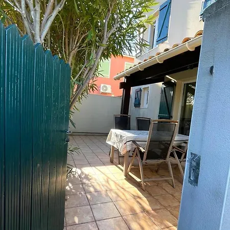 Prázdninový dům T3 Climatisee Pour 6 Avec Piscine Et Parking Au Cap D'agde - Fr-1-607-239