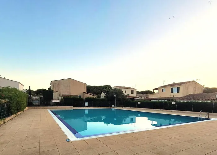 Prázdninový dům T3 Climatisee Pour 6 Avec Piscine Et Parking Au Cap D'agde - Fr-1-607-239 Agde