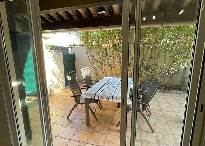 T3 Climatisee Pour 6 Avec Piscine Et Parking Au Cap D'agde - Fr-1-607-239 Holiday home